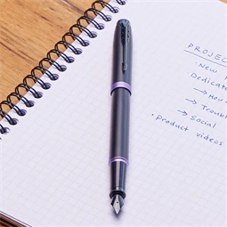 PARKER IM Professional Vibrant töltőtoll fekete-lila test+fekete klipsz