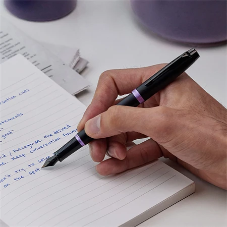 PARKER IM Professional Vibrant töltőtoll fekete-lila test+fekete klipsz
